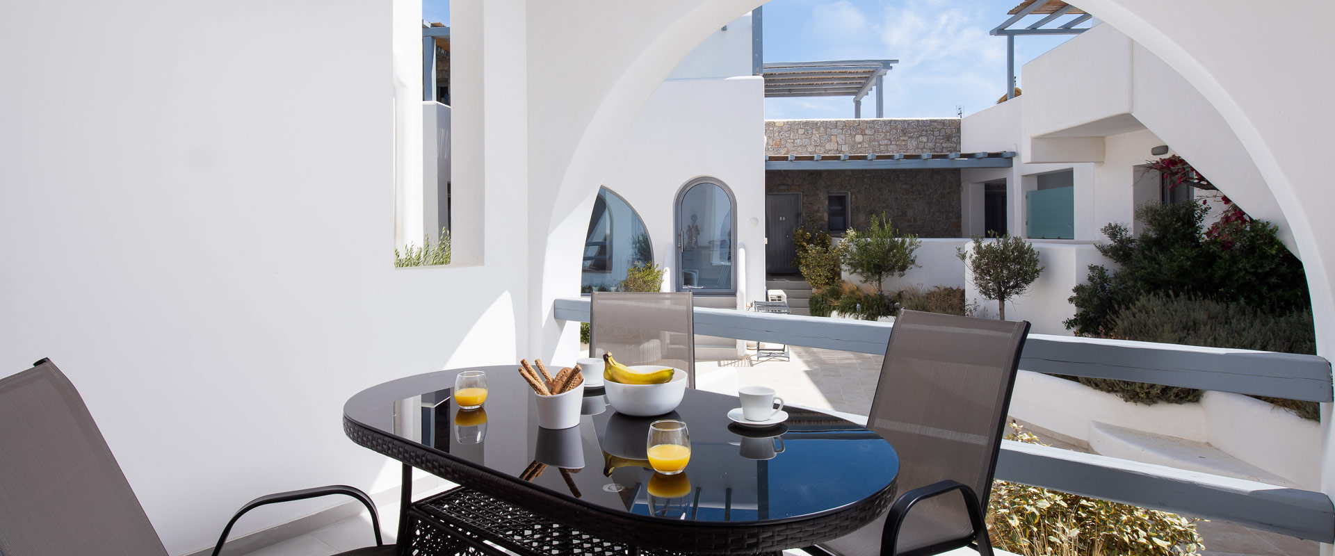 Sunshine Place World, A breakfast table in the balcony