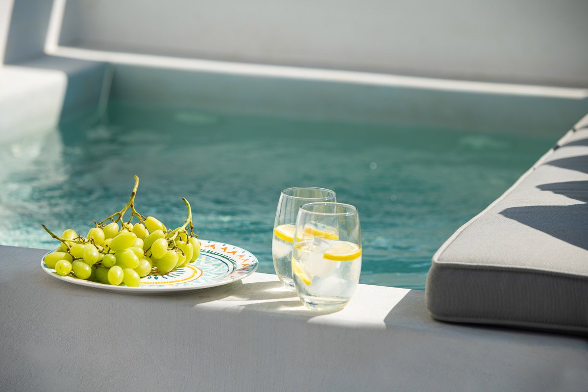 Drinks by the Pool of One-Bedroom Flat